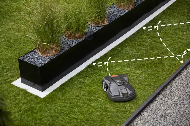 HUSQVARNA Automower tonte systématique dans les passages étroits