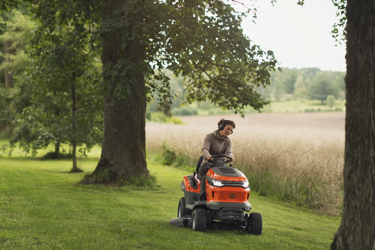 Tracteur tondeuse Husqvarna TS 215T en utilisation